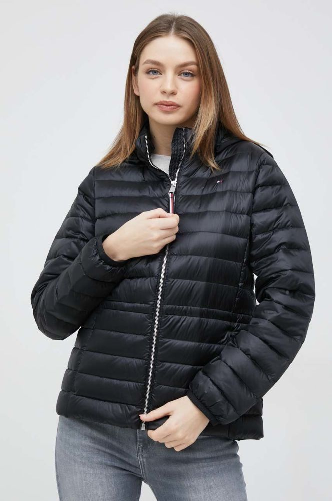 Пухова куртка Tommy Hilfiger жіноча колір чорний перехідна (2879598)
